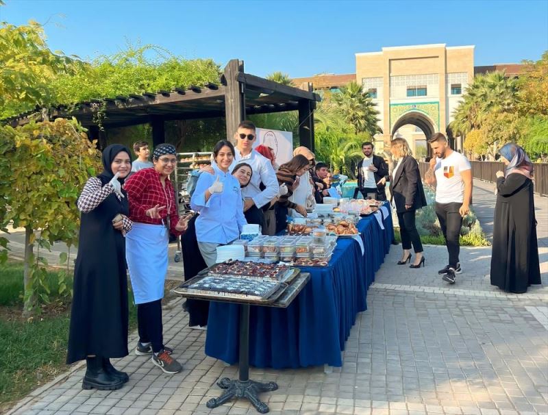ÜNİVERSİTE ÖĞRENCİLERİ KERMES GELİRİYLE İHTİYAÇ SAHİPLERİNE YARDIMDA BULUNUYOR